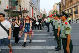 假日上海｜在南京路执勤13年，他见证“拉链式人墙”背后的故事图片