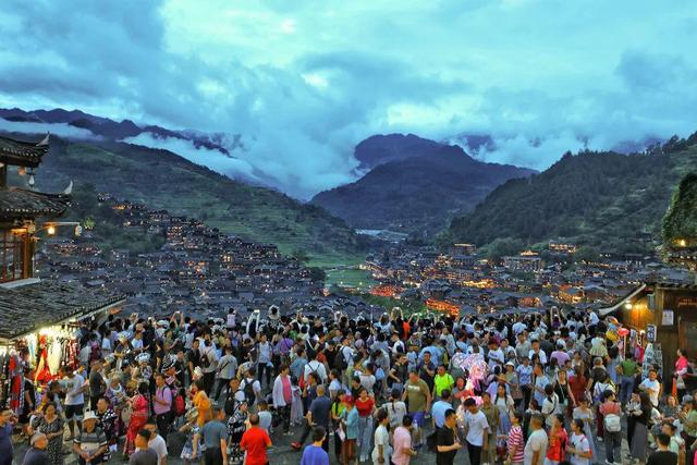 “码”上游贵州丨318元解锁2日游！夜赏西江苗寨千户灯火，日探荔波七孔仙境