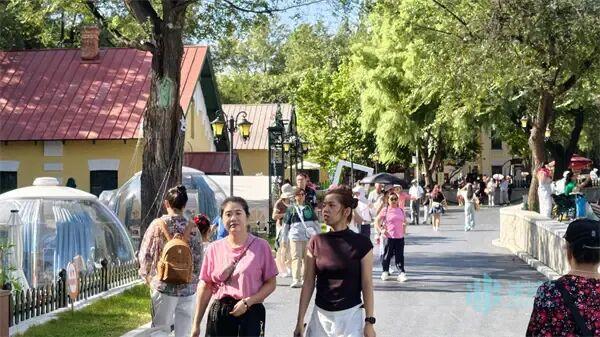 初秋哈尔滨“黄房子”引客来，市民游客乐享清爽时光