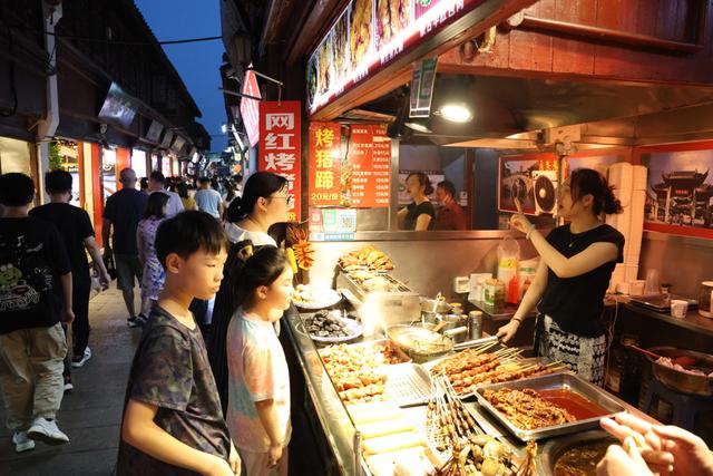场面｜申城持续高温，夜游古镇觅清凉
