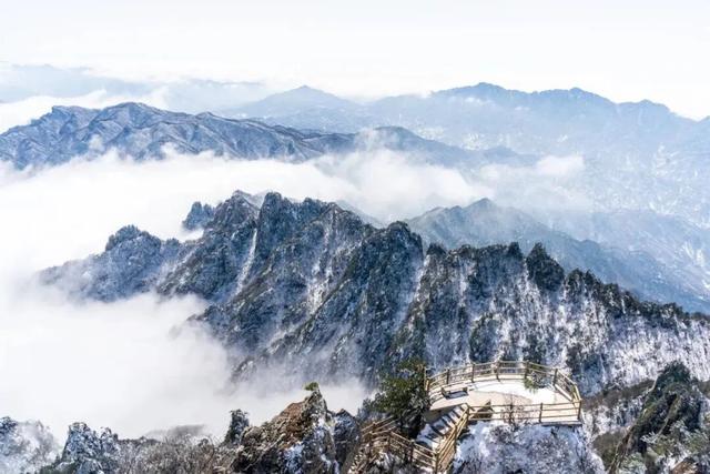“洛阳怎么一下雪，就封神。”