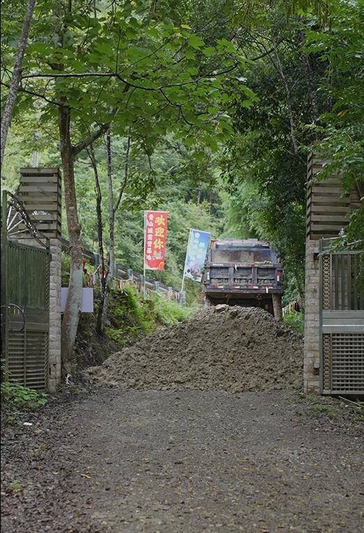 溯溪营地被倒土封路游客挖土两小时