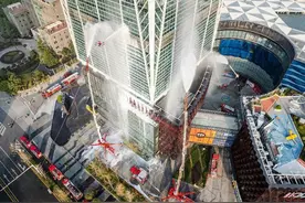 灭火无人机、机器狗火场穿梭！武汉消防“黑科技”集中亮相消防宣传月活动图片