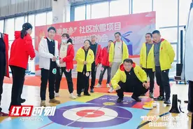 在篮球馆里体验冰雪项目 这个社区趣味运动会有意思图片