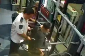 绿灯后公交车却迟迟不通过，原来一车人都在默契地等他……图片