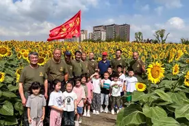 幼儿园开学第一课，请了老兵爷爷讲红色故事图片