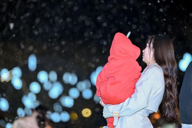 “烟花”、市集、音乐会…松山湖悠兰里周年庆点燃这个冬日！