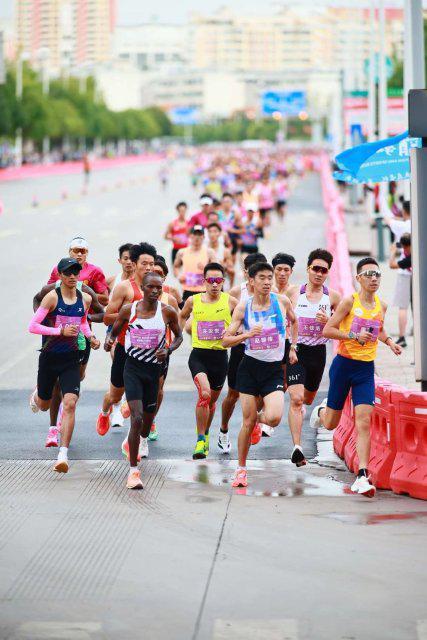 近万名跑者激情竞速！2025中国田径协会10公里精英赛（曲靖·麒麟）清凉开跑