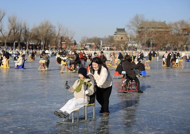 北京什刹海前海冰场人流如织
