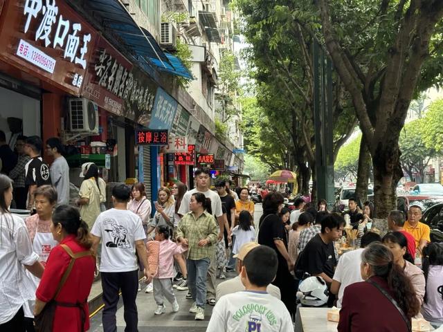 人从众！国庆首日，宜宾“名场面”来了