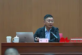 从陆游夜读岑参“流涕”讲到互联网文化 阿来深思追问：诗史时代结束了吗？图片