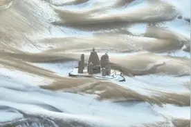 库木塔格沙漠下！雪！了！图片