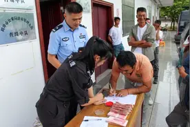 20名工友的10余万元工资被拖欠半年多，腾冲警方出手了……图片