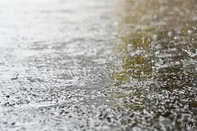 广东突遭暴雨！一河段决堤，多辆汽车被冲走图片