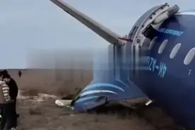 哈萨克斯坦坠机机型为安博威190，阿塞拜疆飞俄罗斯，因大雾改道图片