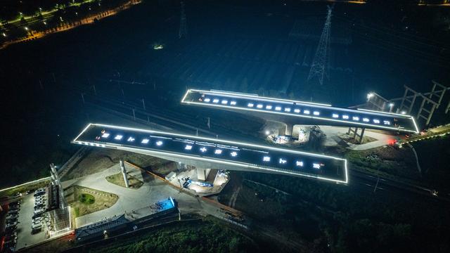 这一转体技术在扬“首秀”仪禄高速“凌空跨越”宁启铁路