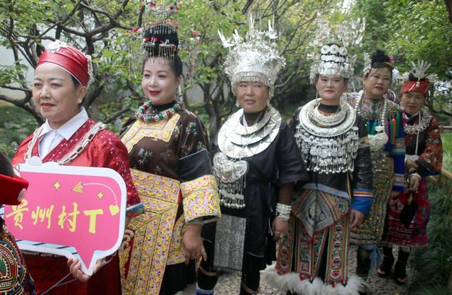 江苏苏州：贵州游客穿民族服饰游怡园，成为靓丽风景线