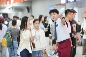 一天接待超10万游客！地铁黄鹤楼站成立“红墙服务联盟”图片