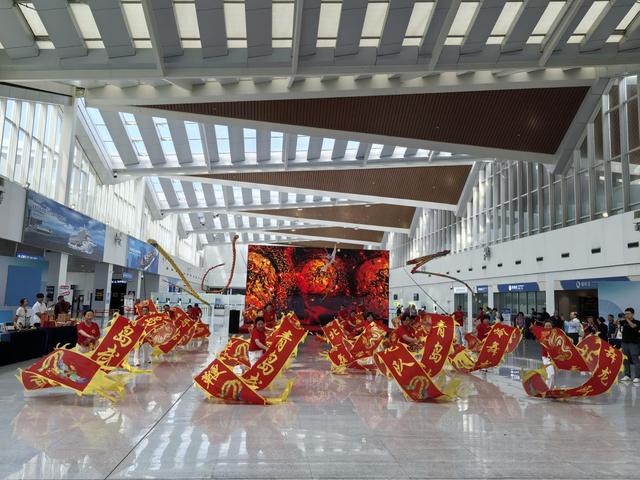 中国首艘五星红旗邮轮抵青！最大美洲入境团见证“邮轮+文旅”新高度