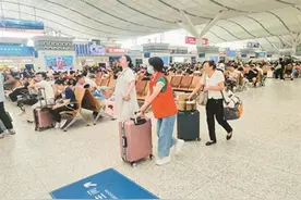 繁忙的深圳北站 又见笑盈盈的他们图片