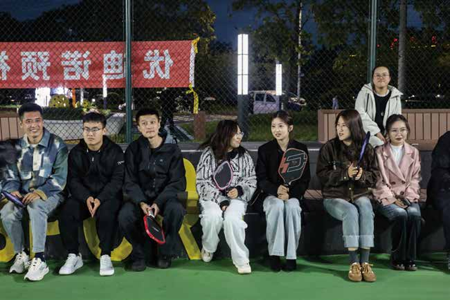 工作群的逢场作戏，年轻人不想装了