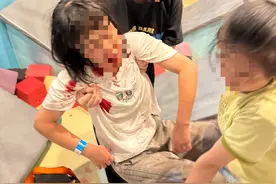 14岁女孩玩高空飞索坠落，游乐场称兼职人员未扣好安全扣图片