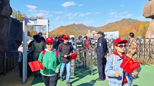 观“五花山”色 享生态康养｜伊春，藏不住了！“林都红”火爆出圈，景区人气爆棚！