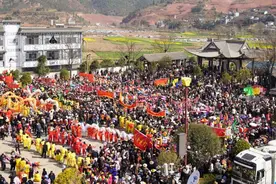美好生活在云南｜大理弥渡：万人同乐闹元宵，非遗花灯映盛景图片