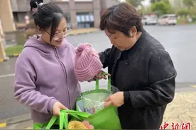 浙江嘉善65岁“帽子奶奶”手织帽子 跨越千里传递温情图片