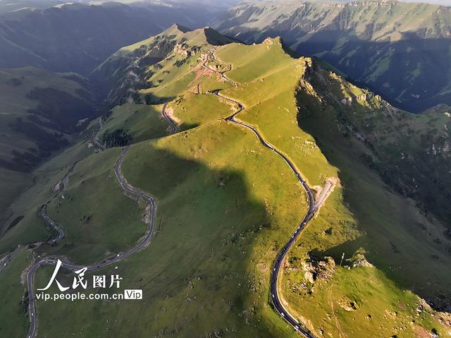 新疆：独库公路景色壮美