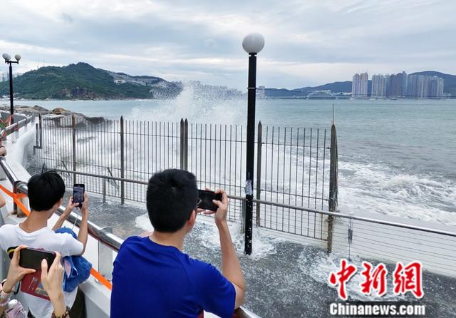 台风天带娃观浪 香港两名女子被捕