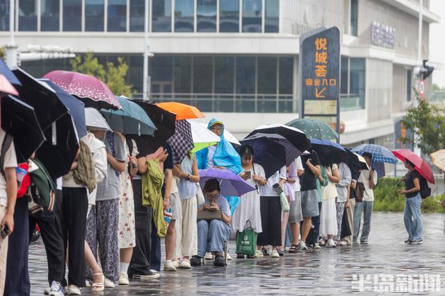 比景区更火！暑期青岛图书馆“一座难求”