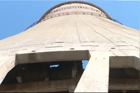 国际原子能机构专家考察扎波罗热核电站受损冷却塔图片