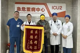 八旬老人小馄饨卡气道命悬一线，急危重症团队急速营救图片