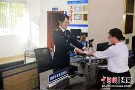 海南海事局首次为海南省远洋渔业船员签发海员证图片