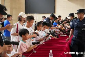 广州萌娃进警营：学习暑期安全知识，特警现场演练“秀”装备图片