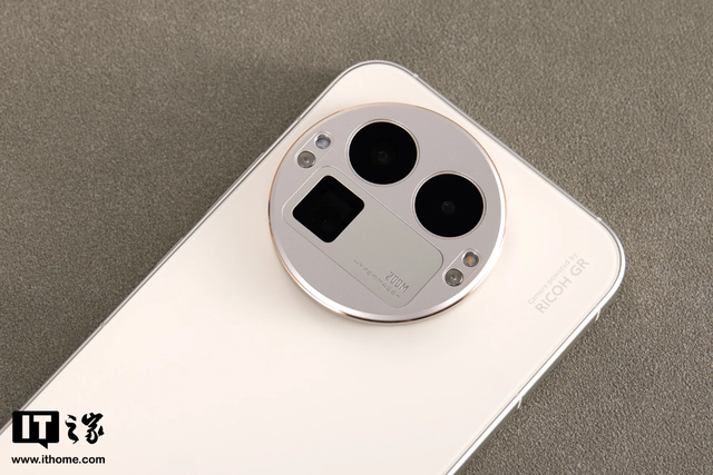 真我GT8 Pro手机图赏：告别非方即圆设计，行业独一档可换 Deco