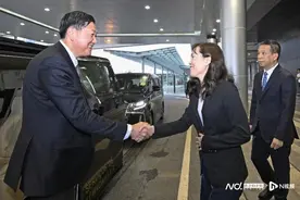 内地奥运健儿代表团访问澳门，澳门学生向全红婵献花笑开怀图片