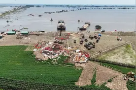 岳阳钱团间堤发生散浸险情，紧急处置后基本控制图片