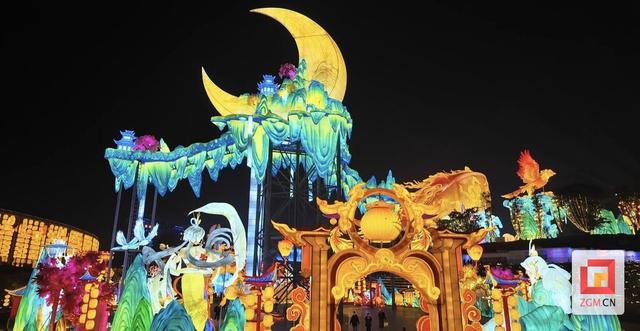 第32届自贡国际恐龙灯会盛大开幕 游客沉醉灯海直呼震撼