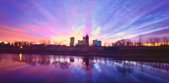 绝美朝霞来了！风歇月晕笼，霞流江泛红