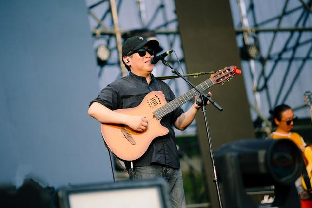 旅行生活三十年，这位民谣歌手想静静