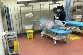 “嘶吼”开道， 东新交警10分钟紧急送患者就医：她当时双手紧捂胸口，脸色煞白，额头上全是冷汗图片