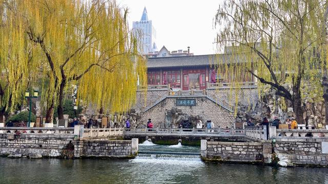 新视界｜济南护城河公园：清泉映垂柳 游客乐冬游