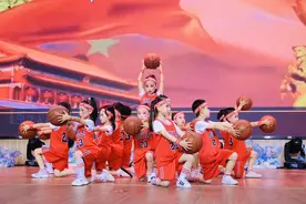 一场演出，一束鲜花，一句“感谢”，孩子们告别幼儿园图片