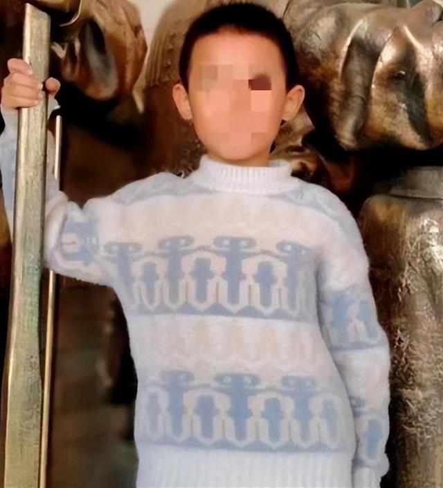 10岁男孩被生母继父虐打致死埋尸坟墓，生父称案件再次开庭：“他俩是共同作案，公检法有证据链”