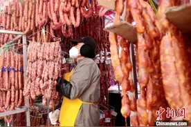 西安冬日街头腊肠飘香图片