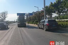 货车司机行车不观察，任性变道惹事故图片
