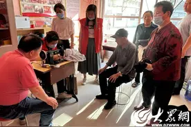 梁山县水泊街道青龙山社区开展“巧手助缝补 便民暖人心”便民服务活动图片