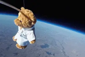 玩具熊上2.8万米高空与地球合个影！大学生“手工耿”干的图片